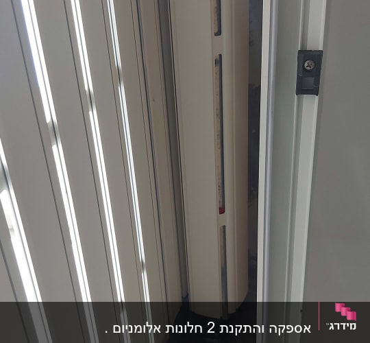 פרופילי אלומיניום עם חריצים ואביזרי חיבור
